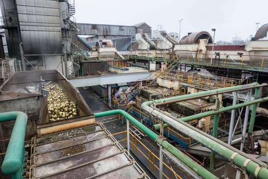 Zuckerfabrik - Stationen des Produktionsprozesses der Zuckergewinnung aus Zuckerrüben. In einem mehrstufigen Prozess werden die Rüben maschinell gereinigt