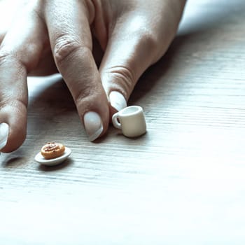 Dietary restrictions, lactose or gluten intolerance, cost, and lack of time reduce breakfast to tiny portions, symbolized by a microscopic coffee and pastry. Morning satisfaction feels out of reach