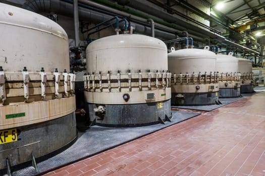 Zuckerfabrik - Stationen des Produktionsprozesses der Zuckergewinnung aus Zuckerrüben. Filteranlage zur Reinigung des Rohsaftes