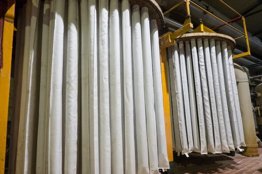Zuckerfabrik - Stationen des Produktionsprozesses der Zuckergewinnung aus Zuckerrüben. Filteranlage zur Reinigung des Rohsaftes