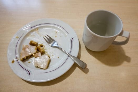 gedeckter Apfelkuchen und Tasse Kaffee