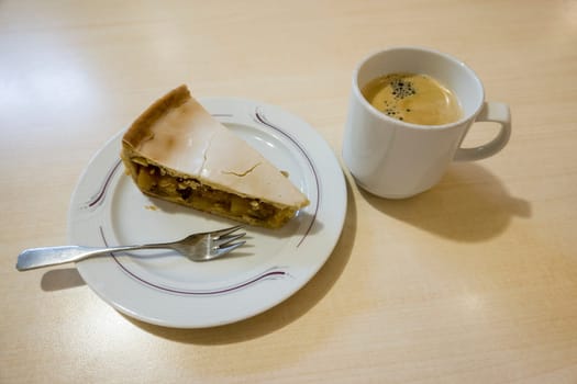 gedeckter Apfelkuchen und Tasse Kaffee