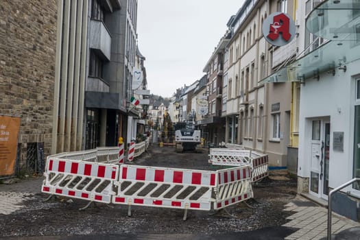 Das Bild zeigt die Poststraße in Bad Neuenahr, in der  dreieinhalb Jahre nach der Flut immer noch die Schäden beseitigt werden