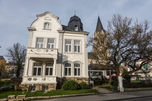 Jugendstilvilla, im Hintergrund die Rosenkranzkirche, Rheinland-Pfalz, Deutschland, Bad Neuenahr
