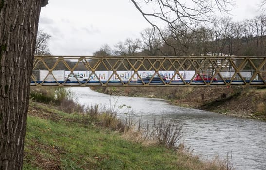 provisorische Autobrücke über die Ahr in Bad Neuenahr, an der Stelle wo die vorherige Brücke der Landgrafenstrassse durch die Flutkatatrophe 2021 an der Ahr zerstört wurde.