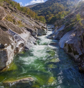 Los Pilones area, huge granite roundshaoed forms, carved out by river erosion. Garganta de los Infiernos Reserve. Extremadura, Spain