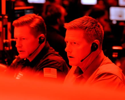 Unreliable call center agents reflect the hidden dangers of everyday life, as criminals use technology to deceive victims in various ways, such as posing as government officials or banks to scam them.