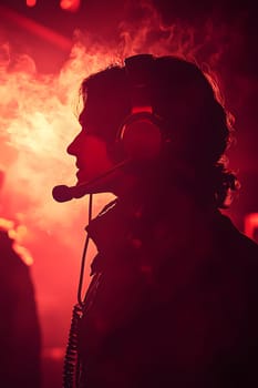 Unreliable call center agents reflect the hidden dangers of everyday life, as criminals use technology to deceive victims in various ways, such as posing as government officials or banks to scam them.