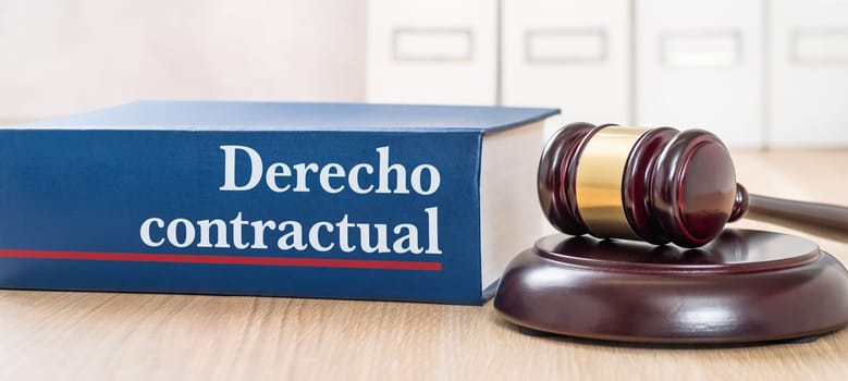 A law book with a gavel - Contract law in spanish