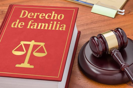 A law book with a gavel - Family law in spanish