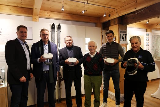Prof. Thomas Wagner (VRCoaster/Kaiserslautern),Dr. Roland Mack (Managing Director Europapark Rust),Mayor Klaus-Michael Tatsch (Hinterzarten),Olympic Champion Georg Thoma (Hinterzarten),#nms# and former Mayor Hansjörg Eckert (Hinterzarten) present the new VR-Experience glasses at the press event VR-Experience Europapark Rust Hinterzarten