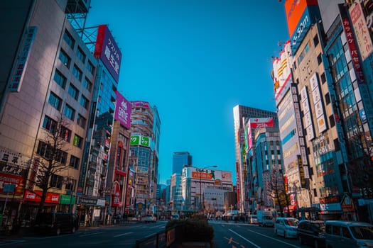 Downtown streetscape (Shinjuku). Shooting Location: Shinjuku Ward, Tokyo