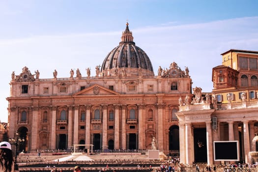 Vatican city, Rom, St. Peter's Square Oct 14, 2022. People in Saint Peters square in front of Saint Peters Basilica church (San Pietro) at the Vatican in Rome.