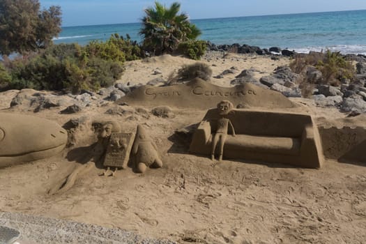 CRAN CANARIA, MELONERAS - 13. NOVEMBER 2019: Cran Canaria, Meloneras, Spanien - 13. November 2019: Sand sculptures on the beach of Meloneras, Spain with inscription Gran Canaria