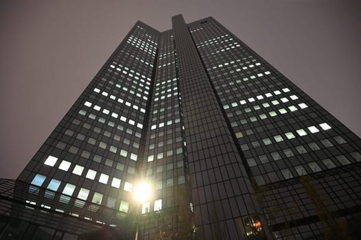 Hochhaus in Frankfurt, nachts