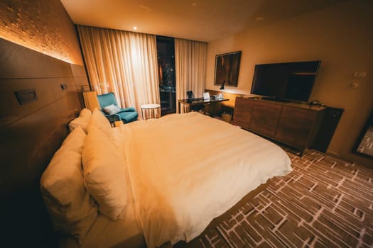 A hotel room where you can feel the warmth of wood. Shooting Location: melbourne