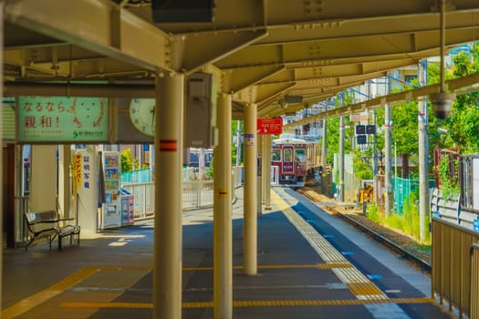 Scenery of the platform where you can see the train. Shooting Location: Kobe City, Hyogo Prefecture