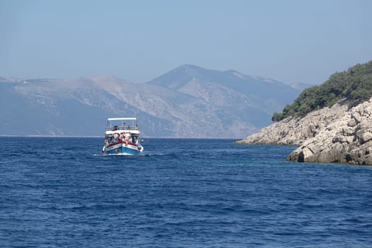 Schiff an der Kueste von Plavnik bei Krk