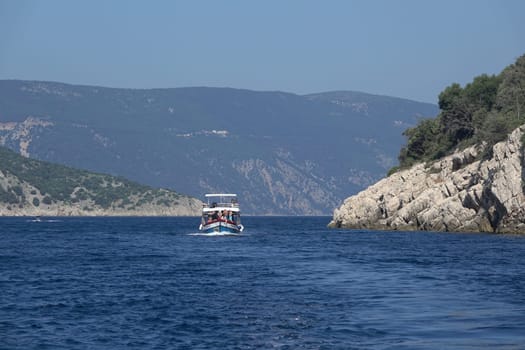 Schiff an der Kueste von Plavnik bei Krk