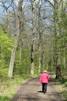 Frau auf Waldweg