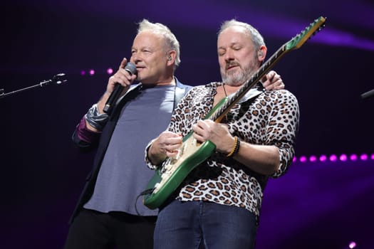 Nick van Eede, Kevin McMichael (Cutting Crew), Night of the Proms, Barclays Arena Hamburg, 13.12.2024