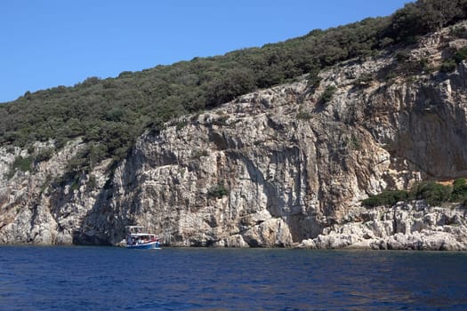 Schiff an der Kueste von Plavnik bei Krk