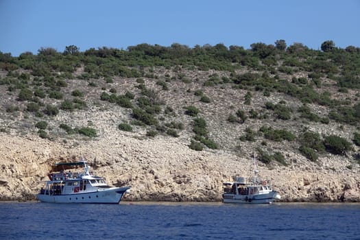Schiff an der Kueste von Plavnik bei Krk