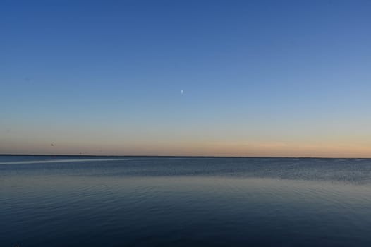Mond ueber dem Stettiner Haff