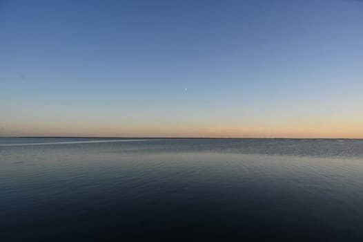 Mond ueber dem Stettiner Haff