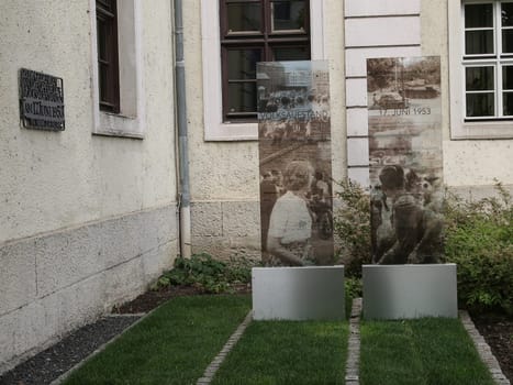 Erinnerungstafel und 2 Gedenkstelen zur Erinnerung an den DDR-Volksaufstand 17.06.1953 vor dem Innenministerium in Magdeburg