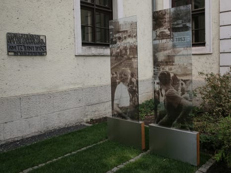 Erinnerungstafel und 2 Gedenkstelen zur Erinnerung an den DDR-Volksaufstand 17.06.1953 vor dem Innenministerium in Magdeburg
