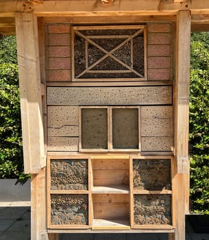 Insect hotels serve insects, especially wild bees, as a shelter and breeding ground.