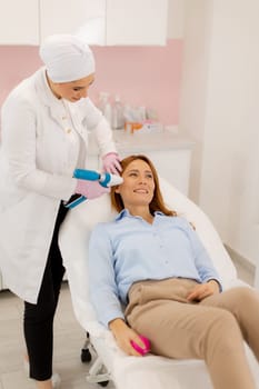 A skilled practitioner delivers CO2 skin cooling therapy to a relaxed client at a modern spa, enhancing comfort and effectiveness for rejuvenation and healing.