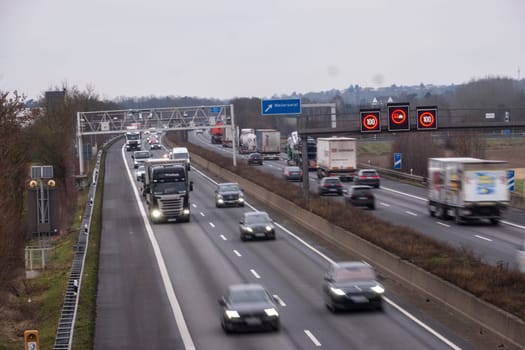 starker Verkehr auf der Autobahn A61 bei Weilerswist, Nordrhein-Westfalen, Deutschland