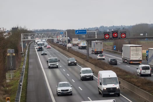 starker Verkehr auf der Autobahn A61 bei Weilerswist, Nordrhein-Westfalen, Deutschland