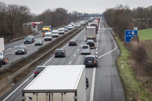 starker Verkehr auf der Autobahn A61 bei Weilerswist, Nordrhein-Westfalen, Deutschland