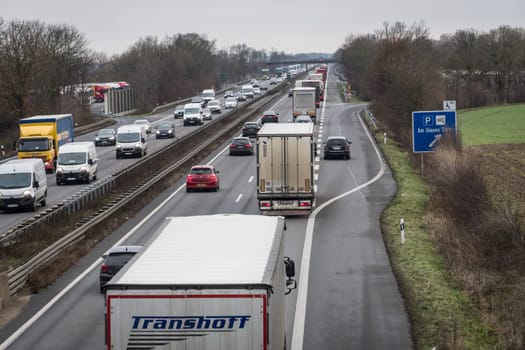 starker Verkehr auf der Autobahn A61 bei Weilerswist, Nordrhein-Westfalen, Deutschland