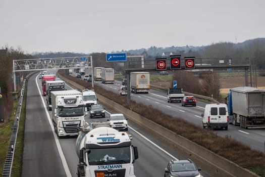 starker Verkehr auf der Autobahn A61 bei Weilerswist, Nordrhein-Westfalen, Deutschland