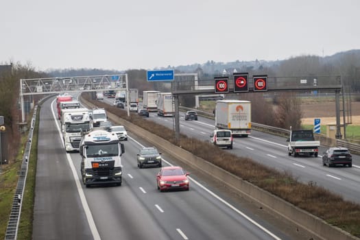 starker Verkehr auf der Autobahn A61 bei Weilerswist, Nordrhein-Westfalen, Deutschland