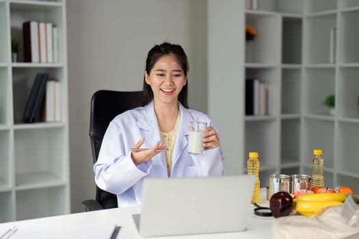Engaged in a virtual meeting, a nutritionist highlights milk's nutritional benefits to foster healthy dietary habits.