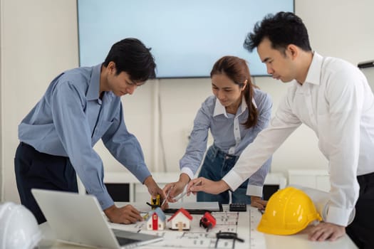 A session highlighting teamwork as colleagues collaborate on designs for model homes and discuss practical applications.