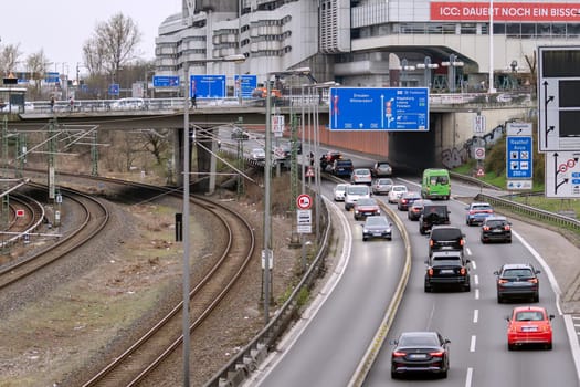 The BAB 100 northbound in the area of the Ringbahn bridge in Charlottenburg has been closed due to the risk of collapse. The S-Bahn ring road between Westkreuz and Messe-Nord is also affected by the closure.