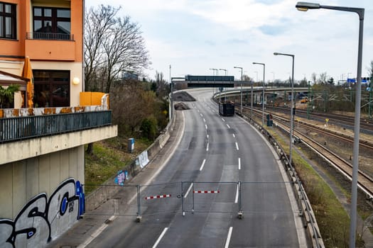 The BAB 100 northbound in the area of the Ringbahn bridge in Charlottenburg has been closed due to the risk of collapse. The S-Bahn ring road between Westkreuz and Messe-Nord is also affected by the closure.