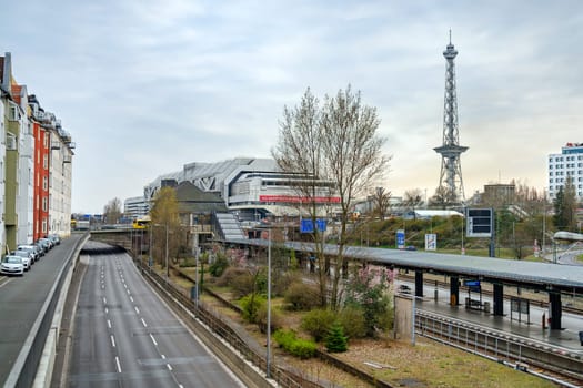 The BAB 100 northbound in the area of the Ringbahn bridge in Charlottenburg has been closed due to the risk of collapse. The S-Bahn ring road between Westkreuz and Messe-Nord is also affected by the closure.