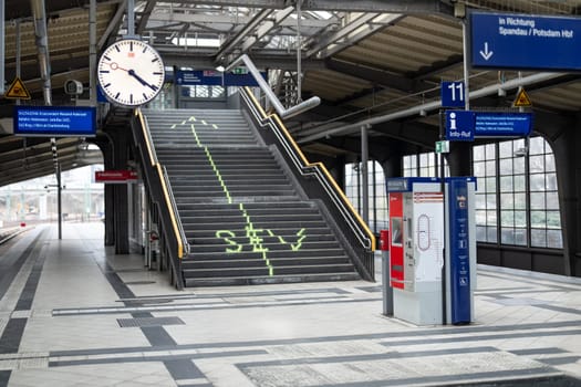 The BAB 100 northbound in the area of the Ringbahn bridge in Charlottenburg has been closed due to the risk of collapse. The S-Bahn ring road between Westkreuz and Messe-Nord is also affected by the closure.