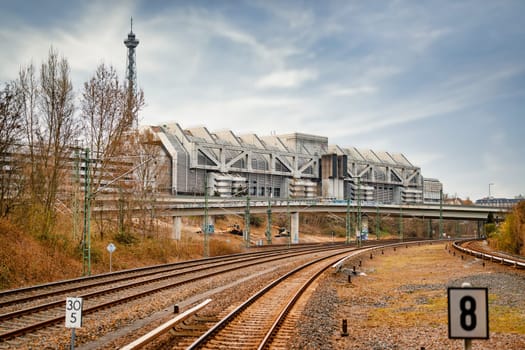 The BAB 100 northbound in the area of the Ringbahn bridge in Charlottenburg has been closed due to the risk of collapse. The S-Bahn ring road between Westkreuz and Messe-Nord is also affected by the closure.