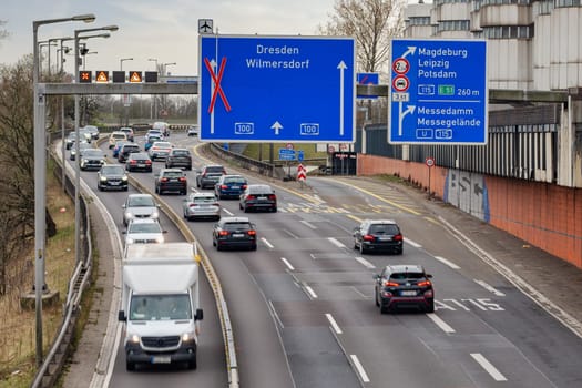 The BAB 100 northbound in the area of the Ringbahn bridge in Charlottenburg has been closed due to the risk of collapse. The S-Bahn ring road between Westkreuz and Messe-Nord is also affected by the closure.