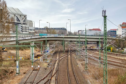 The BAB 100 northbound in the area of the Ringbahn bridge in Charlottenburg has been closed due to the risk of collapse. The S-Bahn ring road between Westkreuz and Messe-Nord is also affected by the closure.