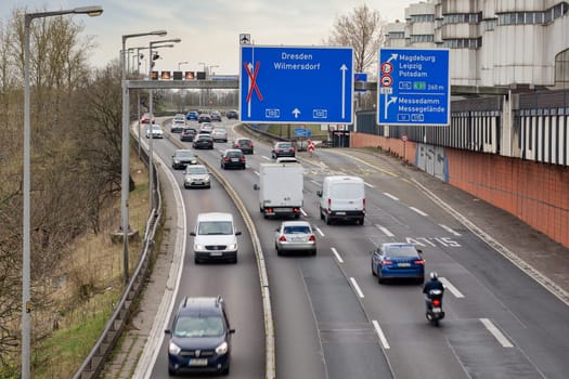 The BAB 100 northbound in the area of the Ringbahn bridge in Charlottenburg has been closed due to the risk of collapse. The S-Bahn ring road between Westkreuz and Messe-Nord is also affected by the closure.