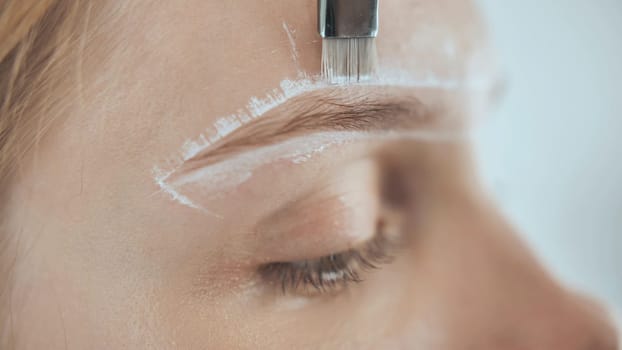 Create permanent eyebrow makeup. Marking the shape of the eyebrows
